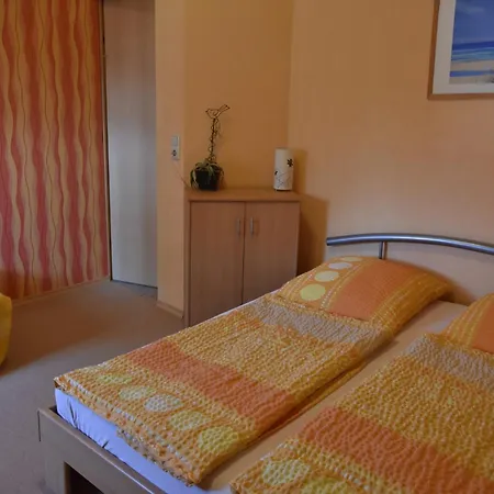 Inviting In With Communal Garden Apartment *