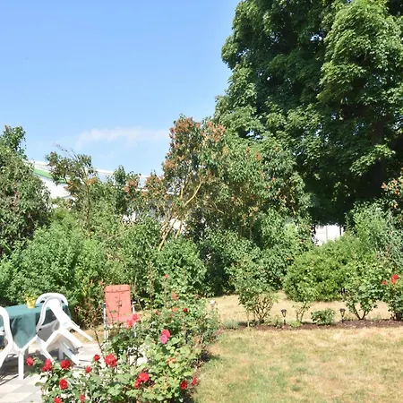 Apartment Inviting In With Communal Garden *