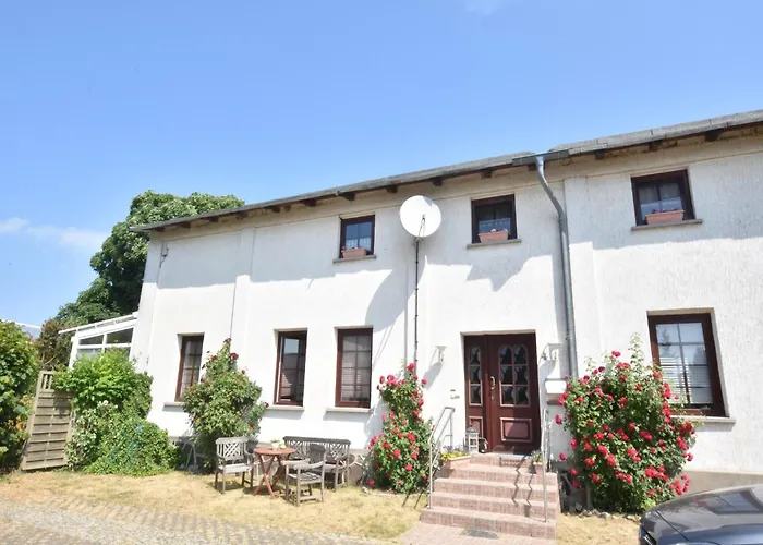 Inviting In With Communal Garden Appartement *
