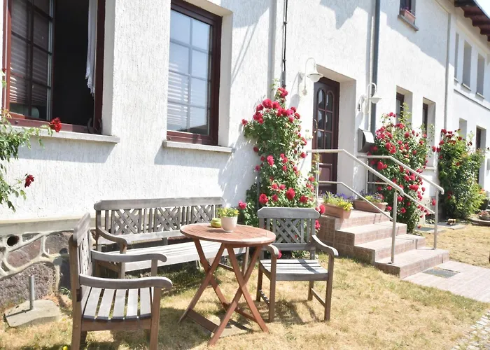 Inviting In With Communal Garden Appartement *