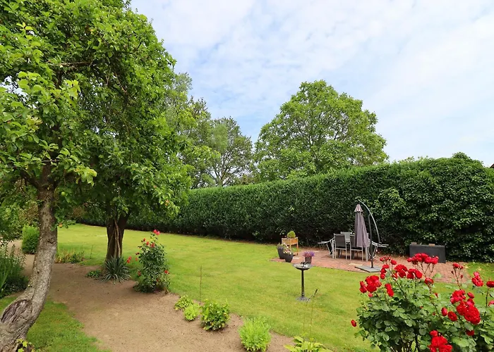 Inviting In With Communal Garden Appartement